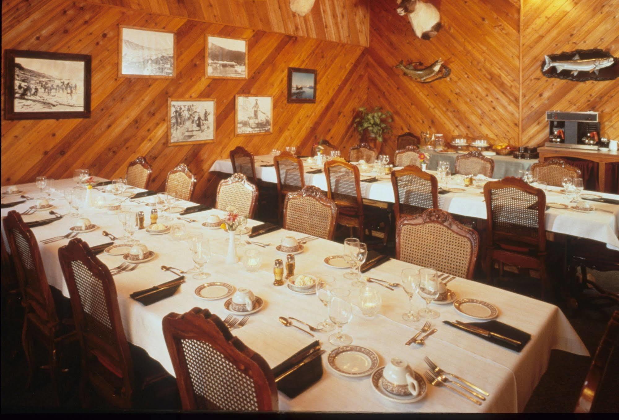 Inconnu Lodge Mcevoy Lake ภายนอก รูปภาพ